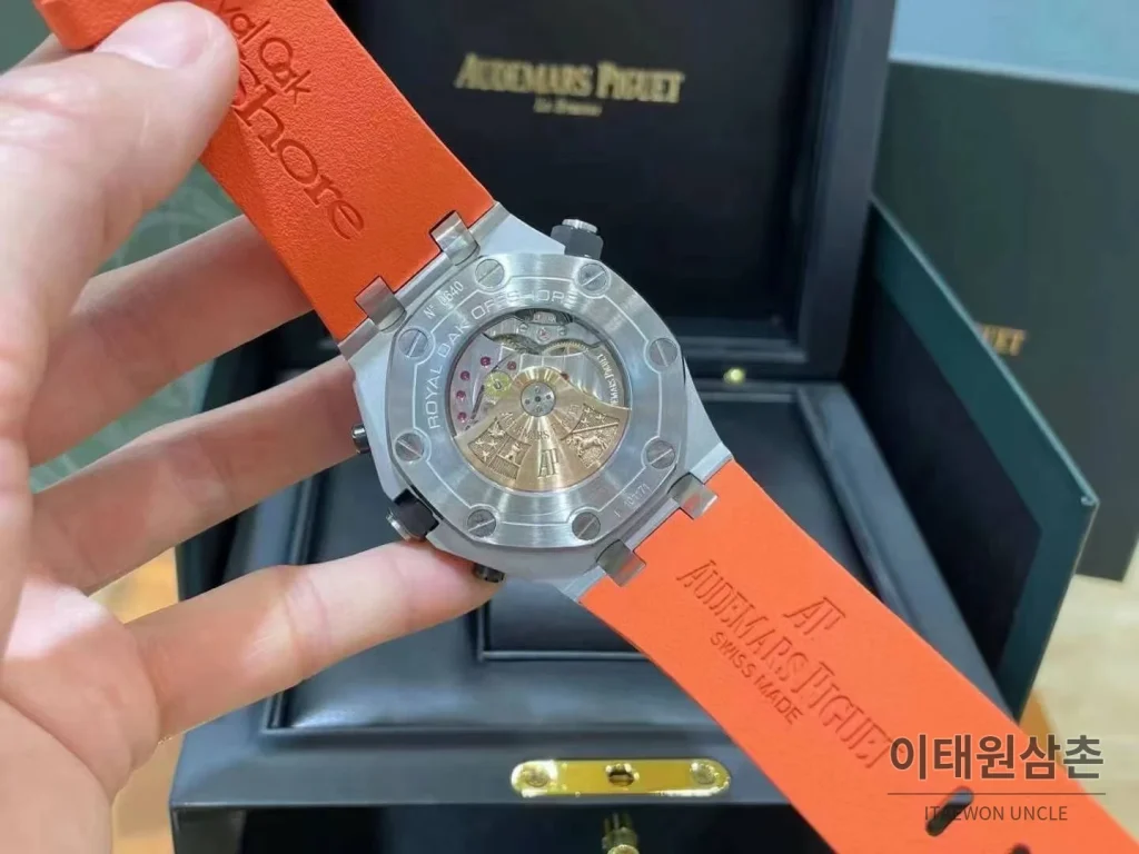 오데마피게 로열오크 오프쇼어 크로노그래프 스틸 블랙다이얼 오토매틱 42mm 오렌지 러버 스트랩