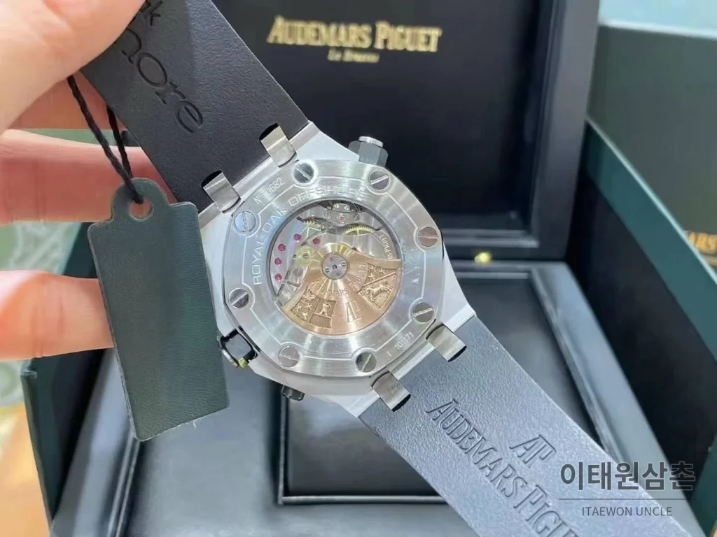 오데마피게 로열오크 오프쇼어 크로노그래프 스틸 블랙다이얼 오토매틱 42mm 블랙 러버 스트랩