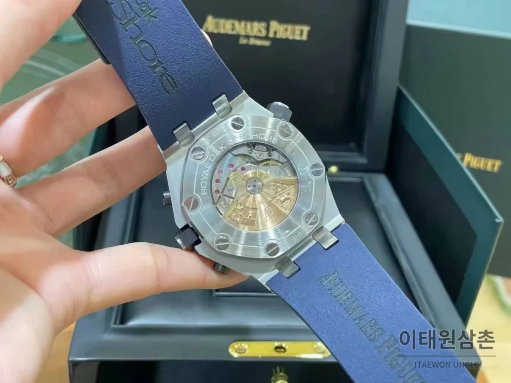 오데마피게 로열오크 오프쇼어 크로노그래프 스틸 블랙다이얼 오토매틱 42mm 블루 러버 스트랩