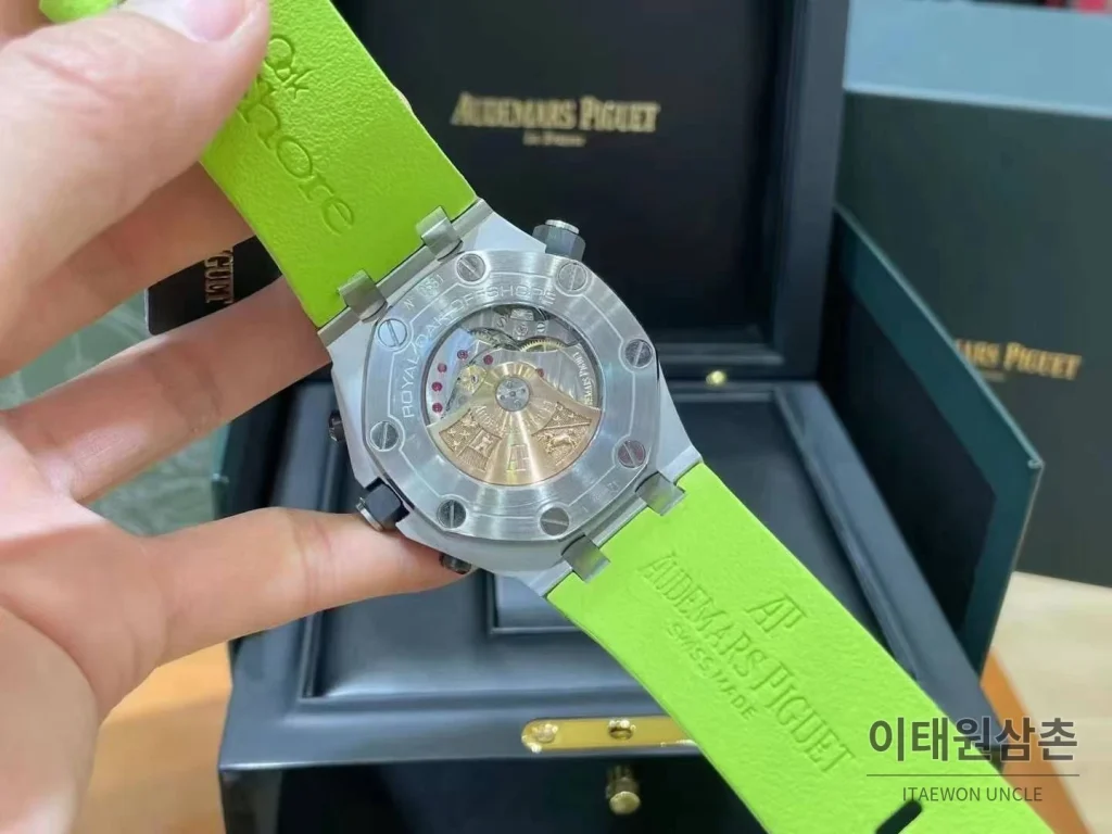 오데마피게 로열오크 오프쇼어 크로노그래프 스틸 블랙다이얼 오토매틱 42mm 그린 러버 스트랩