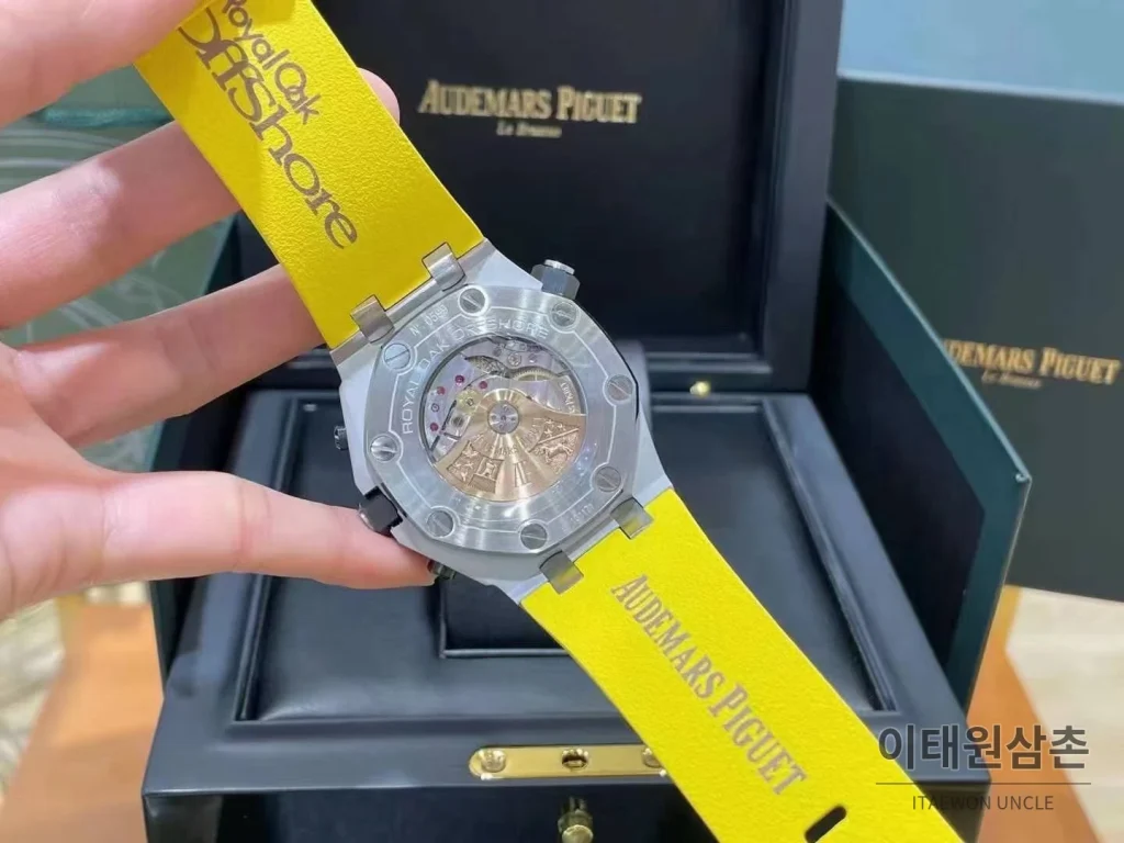 오데마피게 로열오크 오프쇼어 크로노그래프 스틸 블랙다이얼 오토매틱 42mm 옐로우 러버 스트랩