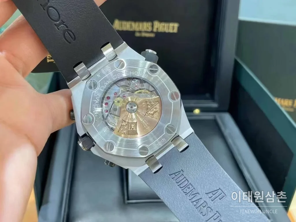 오데마피게 로열오크 오프쇼어 크로노그래프 스틸 블랙다이얼 오토매틱 42mm 블랙 러버 스트랩 (2)