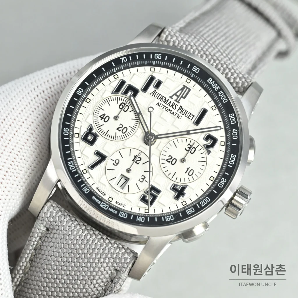 오데마피게 로얄오크 오프쇼어 크로노그래프 스틸 오토매틱 41mm 26048 블루 다이얼 그레이 나일론 스트랩 실버 베젤