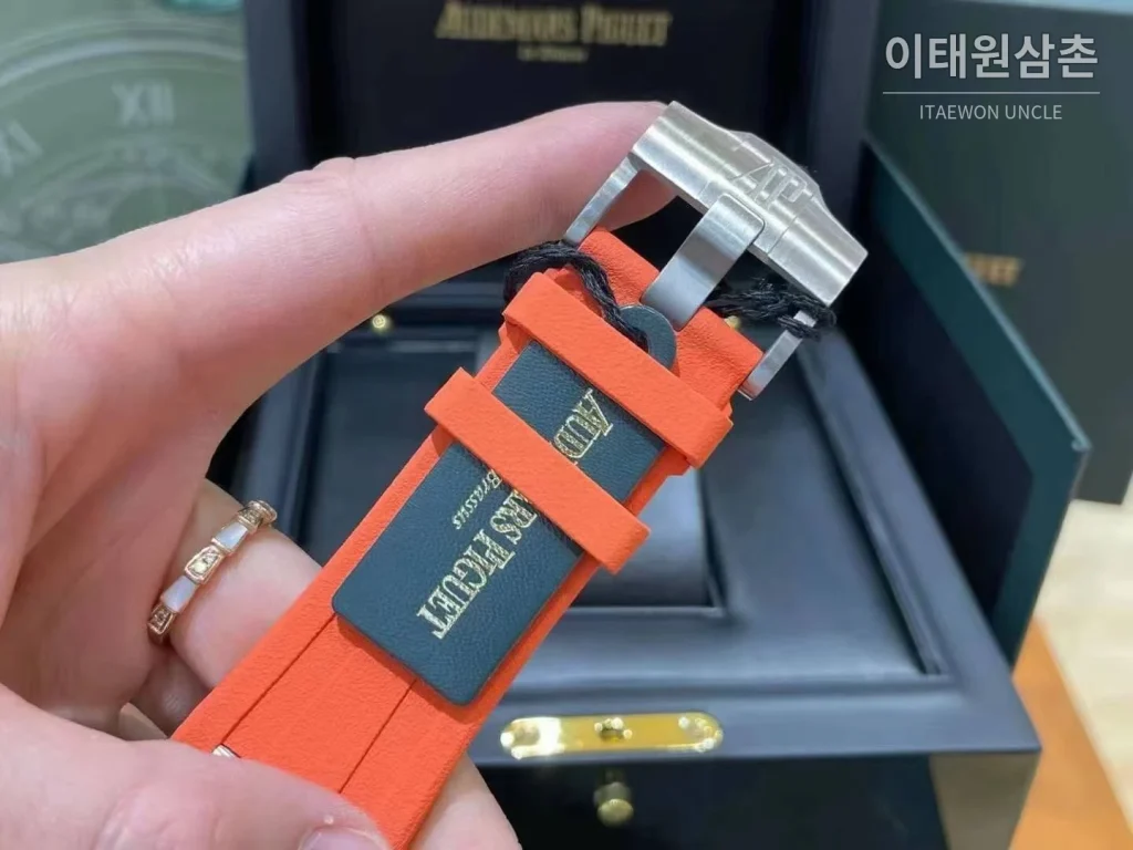 오데마피게 로열오크 오프쇼어 크로노그래프 스틸 블랙다이얼 오토매틱 42mm 오렌지 러버 스트랩