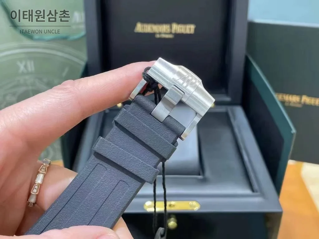 오데마피게 로열오크 오프쇼어 크로노그래프 스틸 블랙다이얼 오토매틱 42mm 블랙 러버 스트랩