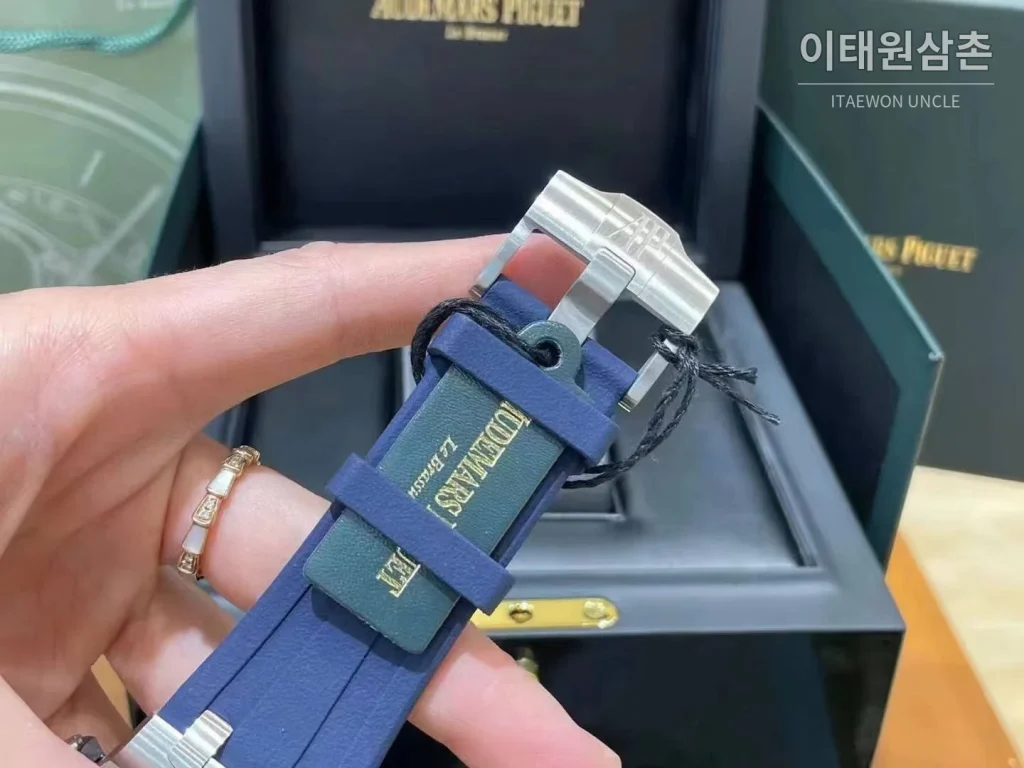 오데마피게 로열오크 오프쇼어 크로노그래프 스틸 블랙다이얼 오토매틱 42mm 블루 러버 스트랩