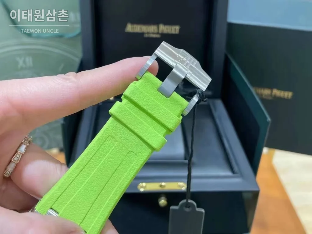 오데마피게 로열오크 오프쇼어 크로노그래프 스틸 블랙다이얼 오토매틱 42mm 그린 러버 스트랩