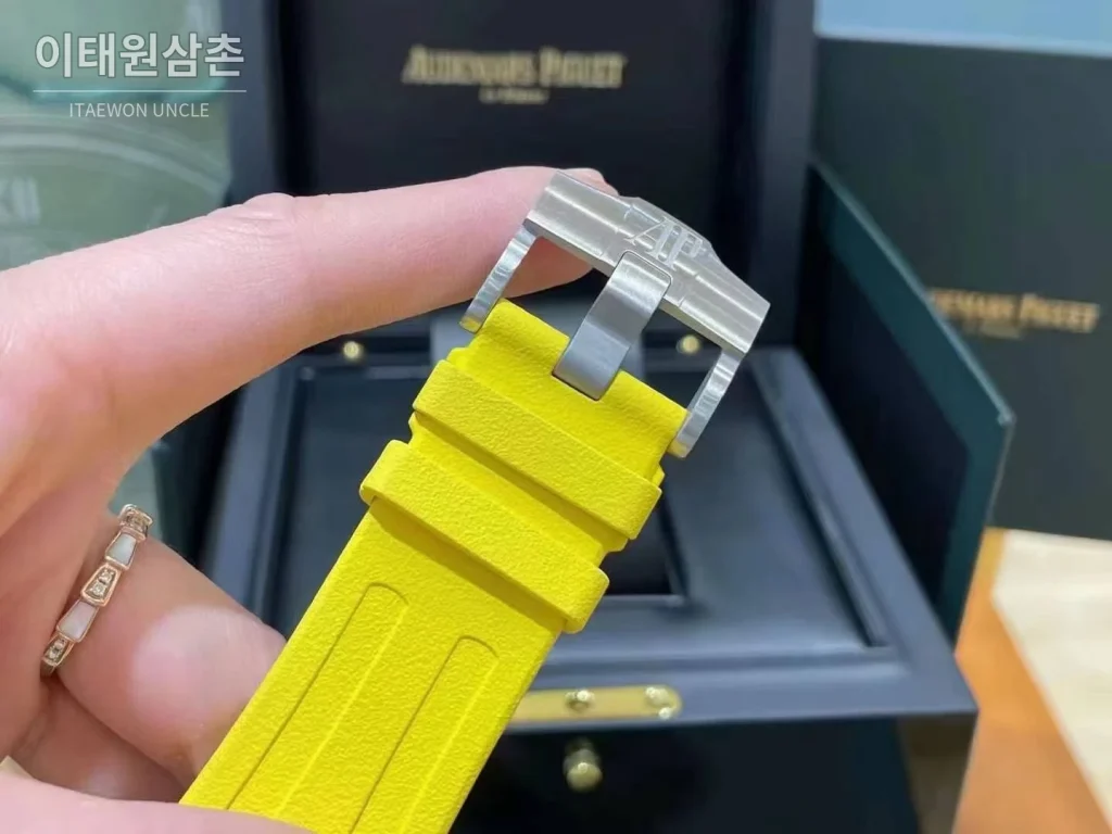 오데마피게 로열오크 오프쇼어 크로노그래프 스틸 블랙다이얼 오토매틱 42mm 옐로우 러버 스트랩