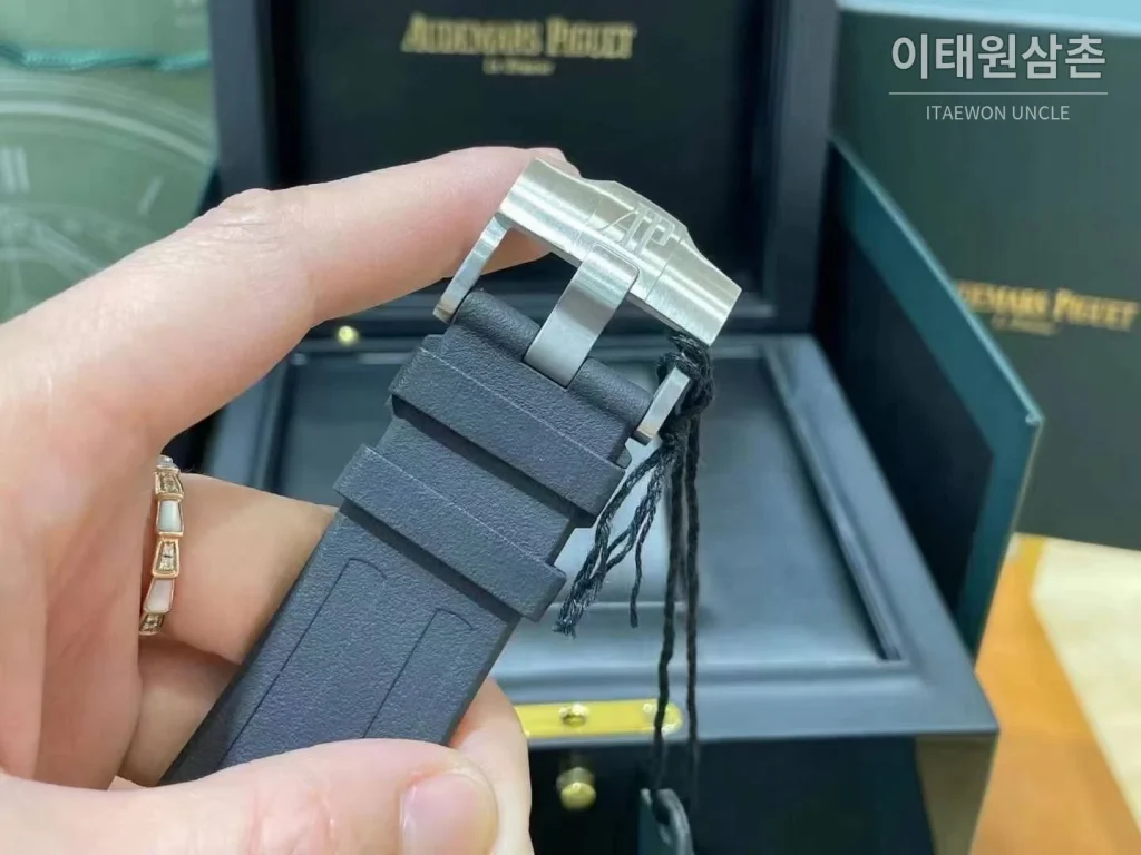 오데마피게 로열오크 오프쇼어 크로노그래프 스틸 블랙다이얼 오토매틱 42mm 블랙 러버 스트랩 (2)