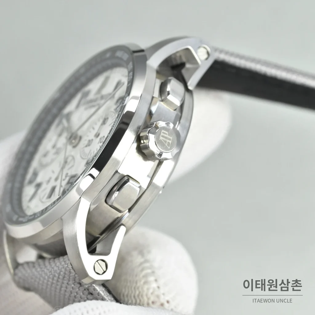 오데마피게 로얄오크 오프쇼어 크로노그래프 스틸 오토매틱 41mm 26048 블루 다이얼 그레이 나일론 스트랩 실버 베젤