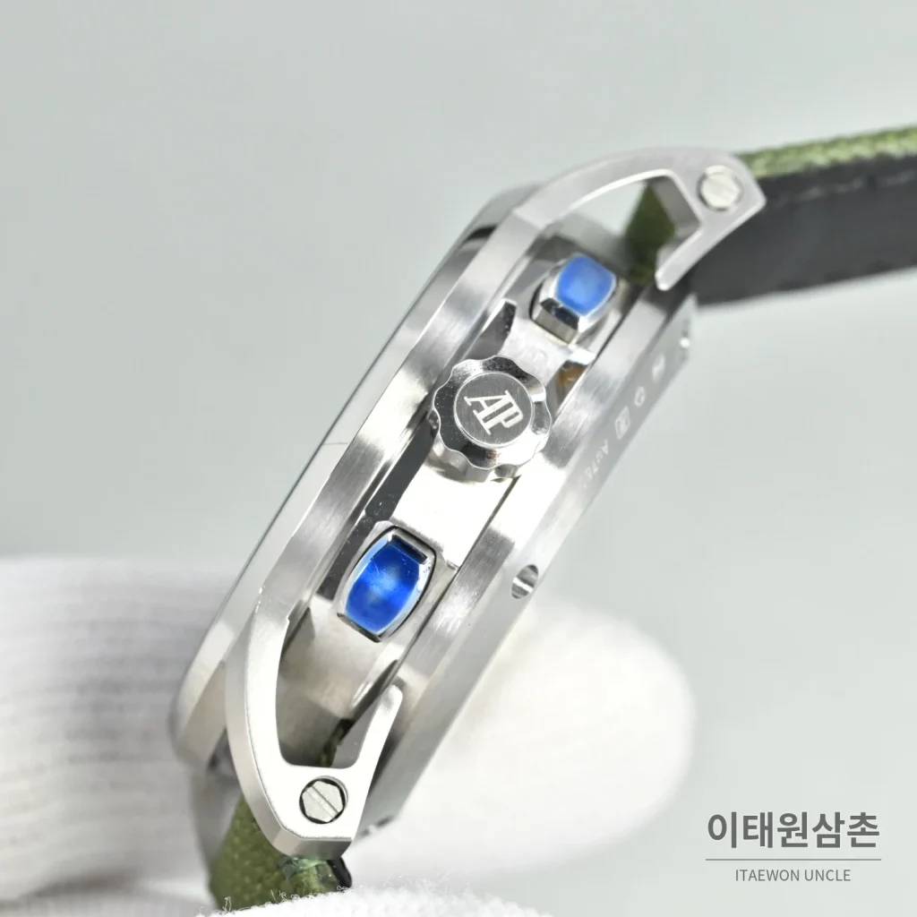 오데마피게 로얄오크 오프쇼어 크로노그래프 스틸 오토매틱 41mm 26048 블루 다이얼 그레이 나일론 스트랩