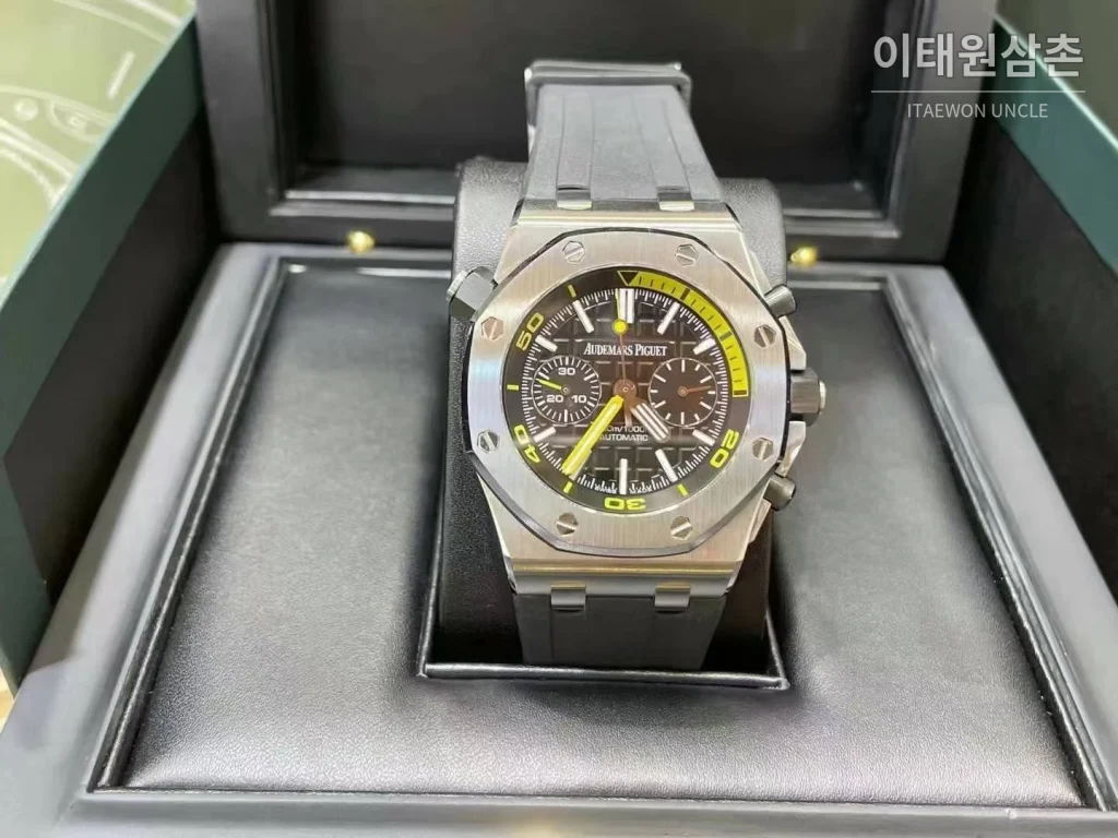 오데마피게 로열오크 오프쇼어 크로노그래프 스틸 블랙다이얼 오토매틱 42mm 블랙 러버 스트랩