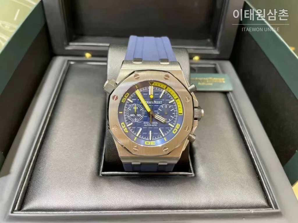 오데마피게 로열오크 오프쇼어 크로노그래프 스틸 블랙다이얼 오토매틱 42mm 블루 러버 스트랩