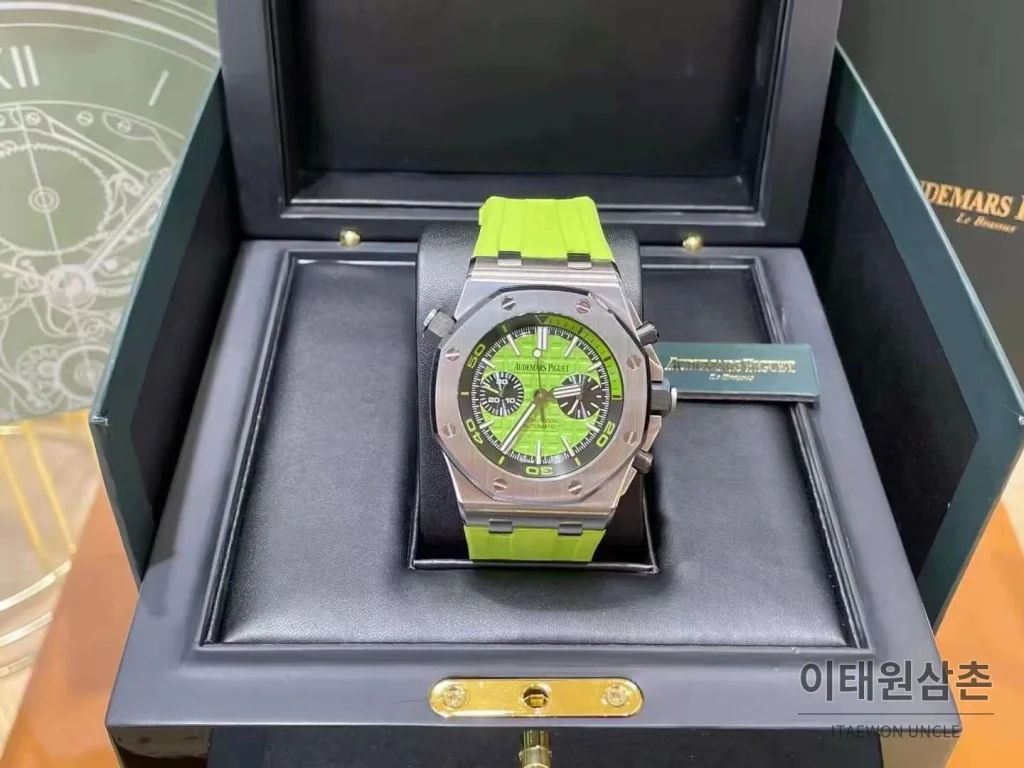 오데마피게 로열오크 오프쇼어 크로노그래프 스틸 블랙다이얼 오토매틱 42mm 그린 러버 스트랩