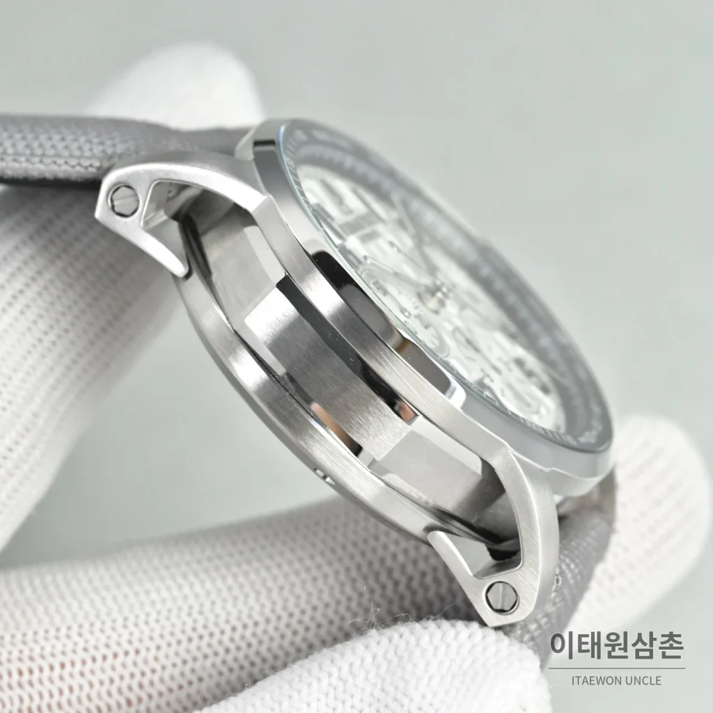 오데마피게 로얄오크 오프쇼어 크로노그래프 스틸 오토매틱 41mm 26048 블루 다이얼 그레이 나일론 스트랩 실버 베젤