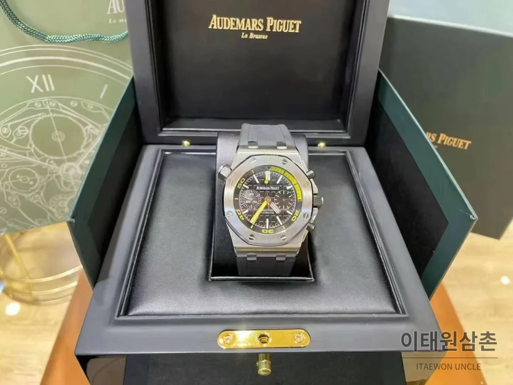 오데마피게 로열오크 오프쇼어 크로노그래프 스틸 블랙다이얼 오토매틱 42mm 블랙 러버 스트랩