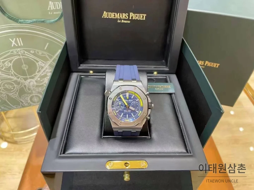 오데마피게 로열오크 오프쇼어 크로노그래프 스틸 블랙다이얼 오토매틱 42mm 블루 러버 스트랩