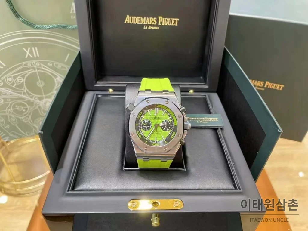 오데마피게 로열오크 오프쇼어 크로노그래프 스틸 블랙다이얼 오토매틱 42mm 그린 러버 스트랩