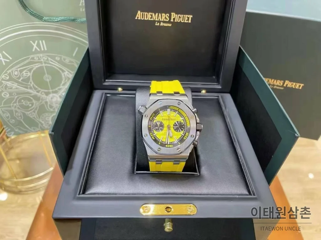 오데마피게 로열오크 오프쇼어 크로노그래프 스틸 블랙다이얼 오토매틱 42mm 옐로우 러버 스트랩