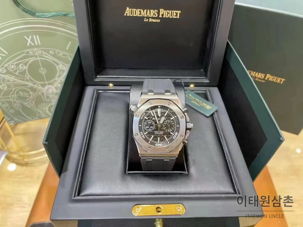오데마피게 로열오크 오프쇼어 크로노그래프 스틸 블랙다이얼 오토매틱 42mm 블랙 러버 스트랩 (2)
