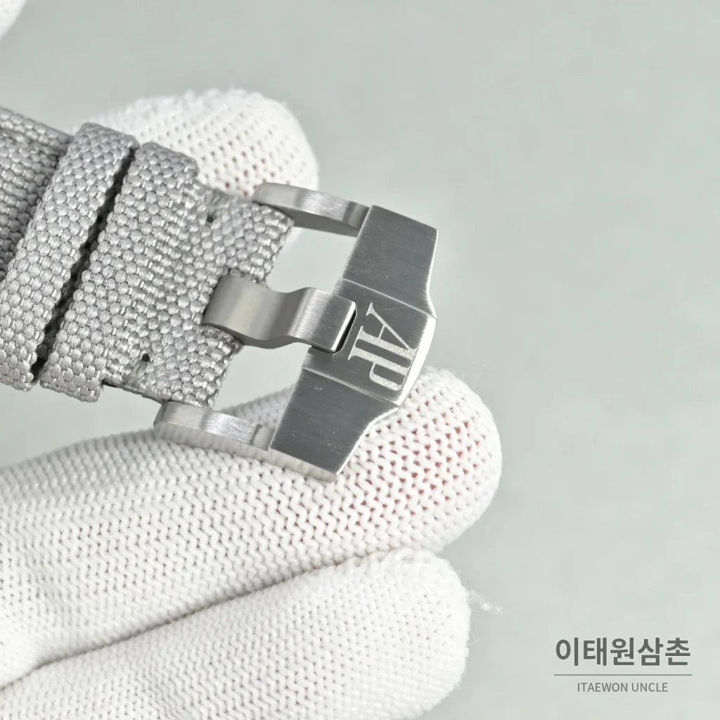 오데마피게 로얄오크 오프쇼어 크로노그래프 스틸 오토매틱 41mm 26048 블루 다이얼 그레이 나일론 스트랩 실버 베젤