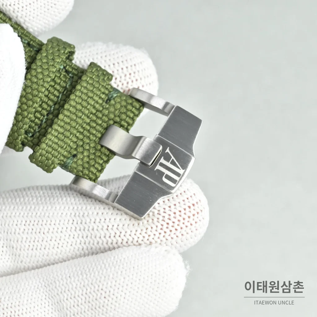 오데마피게 로얄오크 오프쇼어 크로노그래프 스틸 오토매틱 41mm 26048 블루 다이얼 그레이 나일론 스트랩