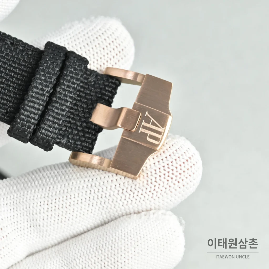 오데마피게 로얄오크 오프쇼어 크로노그래프 스틸 오토매틱 41mm 26048 화이트 다이얼 그레이 나일론 스트랩