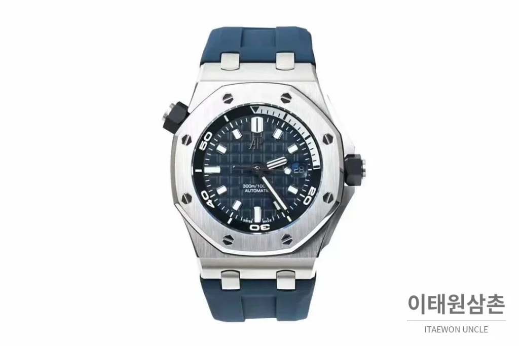 오데마피게 로열오크 오프쇼어 다이버 15720 스틸 블랙다이얼 오토매틱 42mm 네이비 러버 스트랩