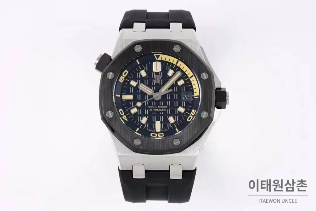 오데마피게 로열오크 오프쇼어 다이버 15720 스틸 블랙다이얼 오토매틱 42mm 블랙 러버 스트랩