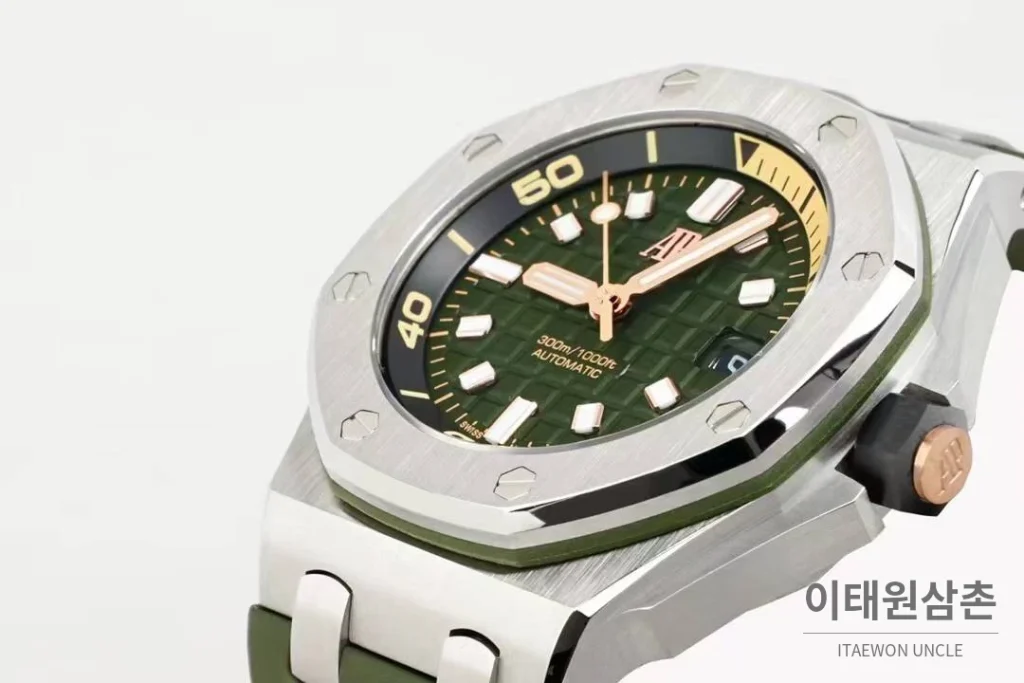 오데마피게 로열오크 오프쇼어 다이버 15720 스틸 블랙다이얼 오토매틱 42mm 그린 러버 스트랩