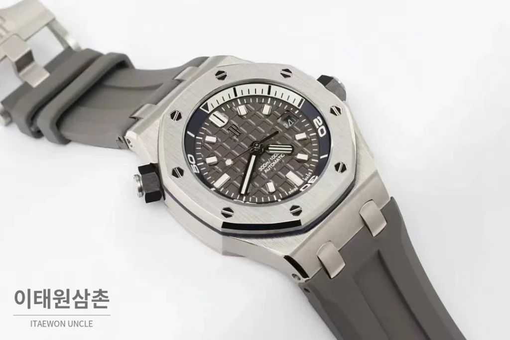 오데마피게 로열오크 오프쇼어 다이버 15720 스틸 블랙다이얼 오토매틱 42mm 그레이 러버 스트랩