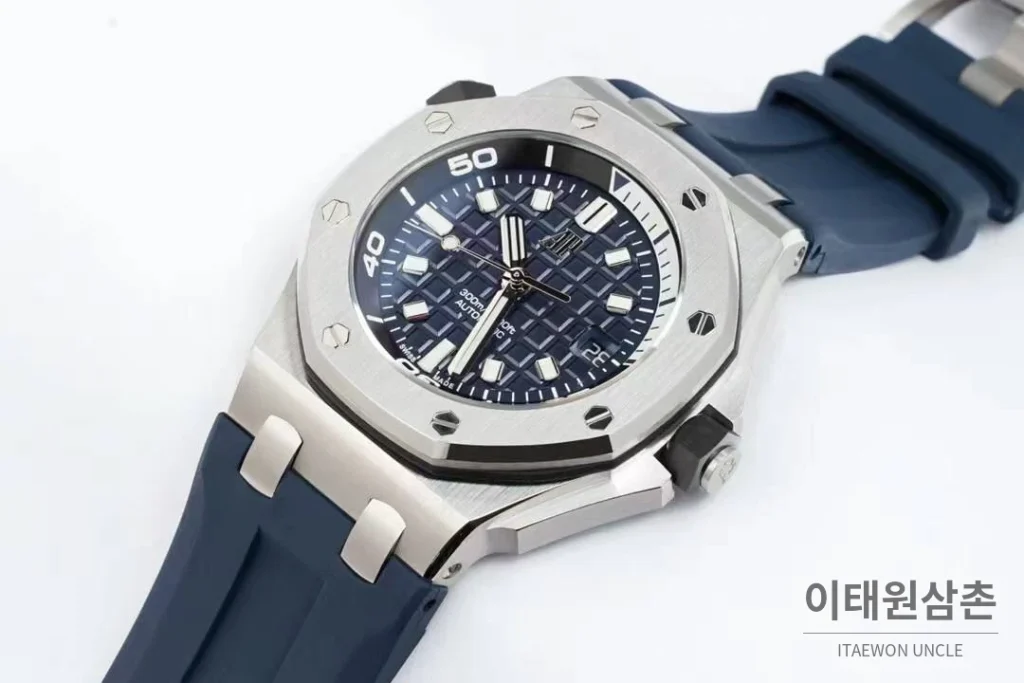 오데마피게 로열오크 오프쇼어 다이버 15720 스틸 블랙다이얼 오토매틱 42mm 네이비 러버 스트랩