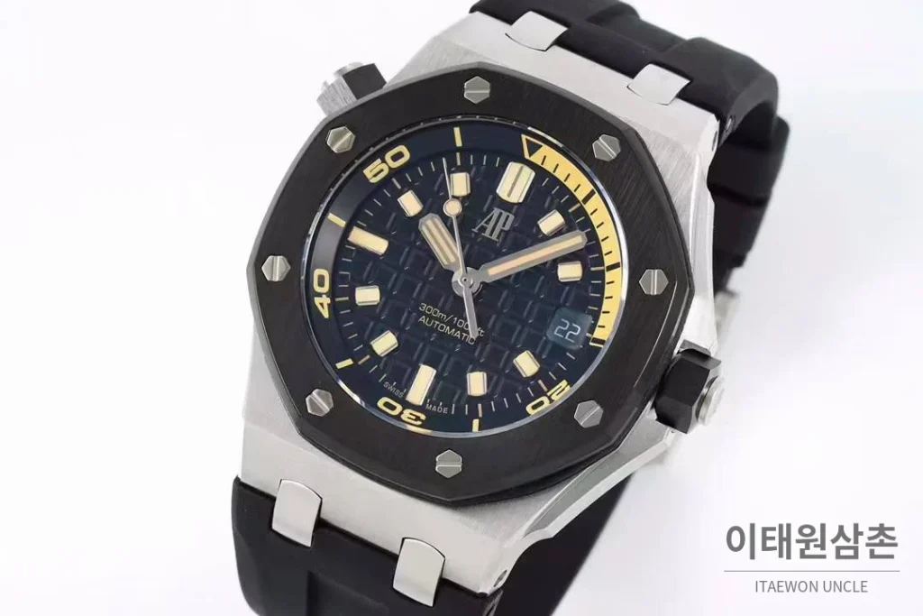 오데마피게 로열오크 오프쇼어 다이버 15720 스틸 블랙다이얼 오토매틱 42mm 블랙 러버 스트랩