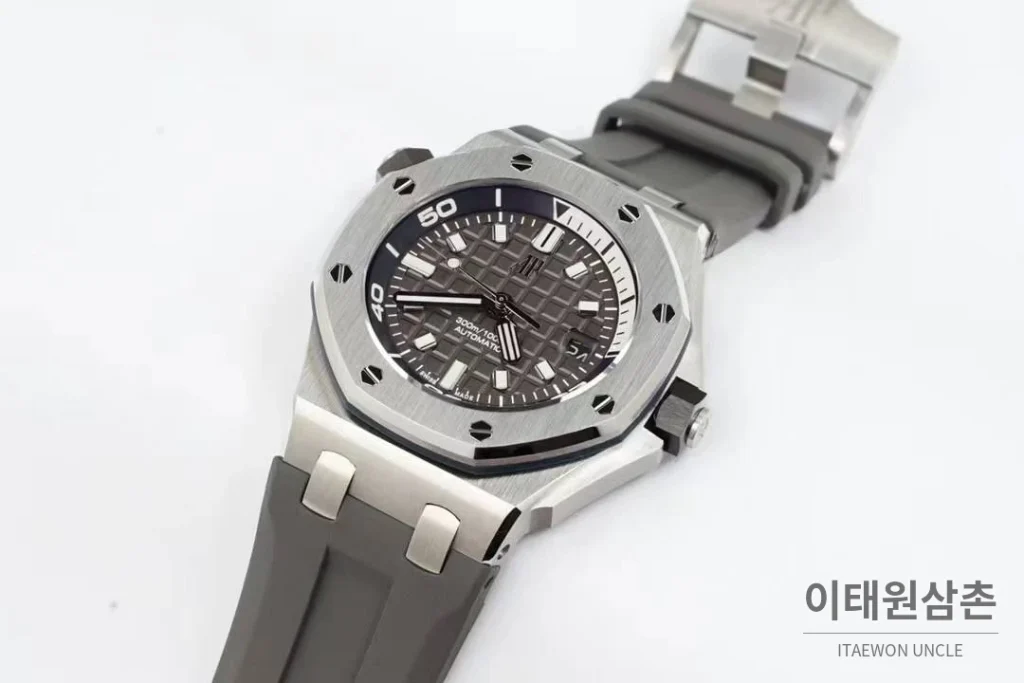 오데마피게 로열오크 오프쇼어 다이버 15720 스틸 블랙다이얼 오토매틱 42mm 그레이 러버 스트랩