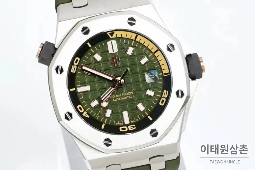 오데마피게 로열오크 오프쇼어 다이버 15720 스틸 블랙다이얼 오토매틱 42mm 그린 러버 스트랩