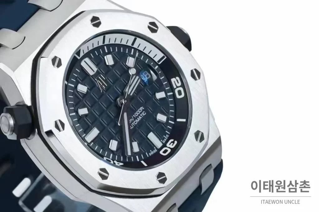 오데마피게 로열오크 오프쇼어 다이버 15720 스틸 블랙다이얼 오토매틱 42mm 네이비 러버 스트랩