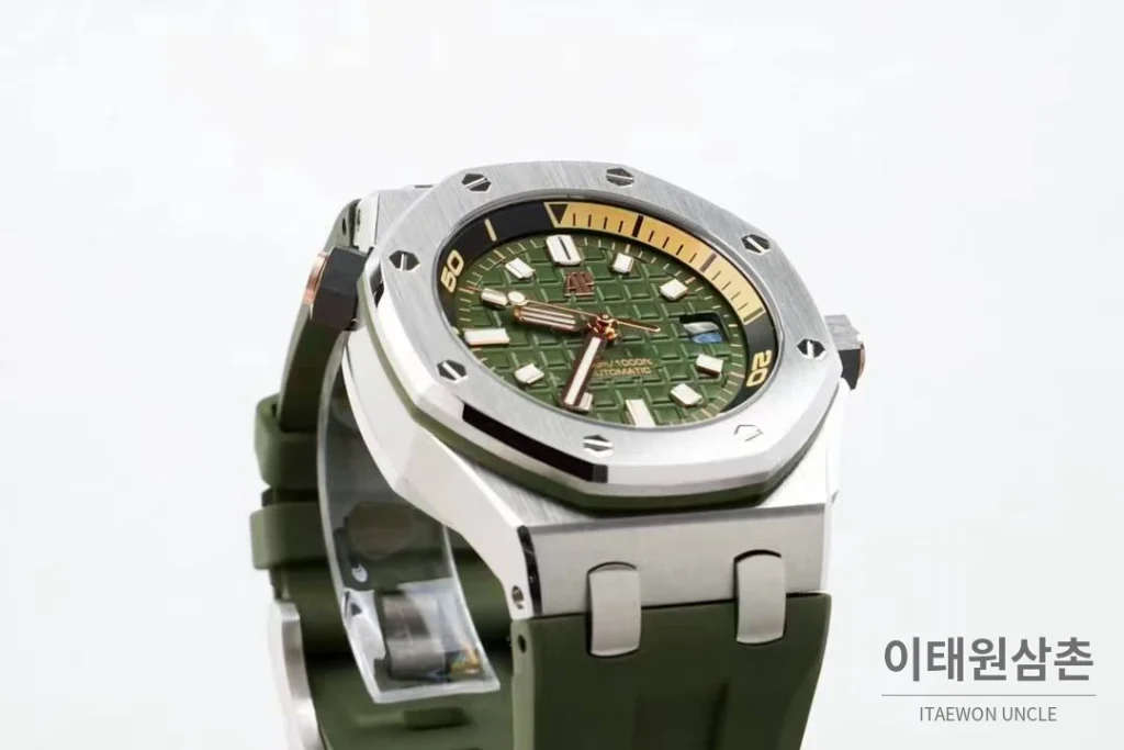 오데마피게 로열오크 오프쇼어 다이버 15720 스틸 블랙다이얼 오토매틱 42mm 그린 러버 스트랩