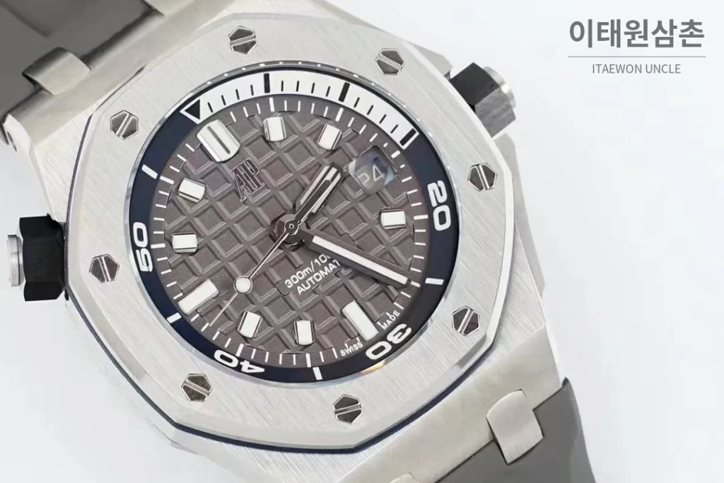 오데마피게 로열오크 오프쇼어 다이버 15720 스틸 블랙다이얼 오토매틱 42mm 그레이 러버 스트랩