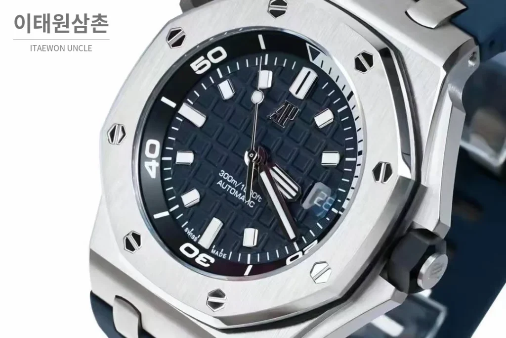 오데마피게 로열오크 오프쇼어 다이버 15720 스틸 블랙다이얼 오토매틱 42mm 네이비 러버 스트랩