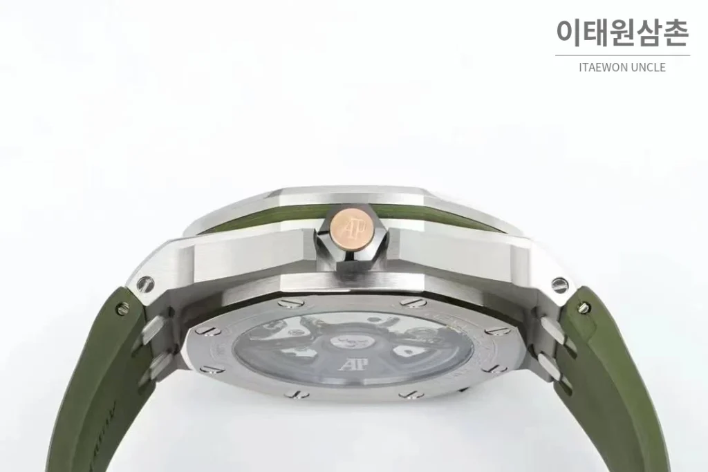 오데마피게 로열오크 오프쇼어 다이버 15720 스틸 블랙다이얼 오토매틱 42mm 그린 러버 스트랩