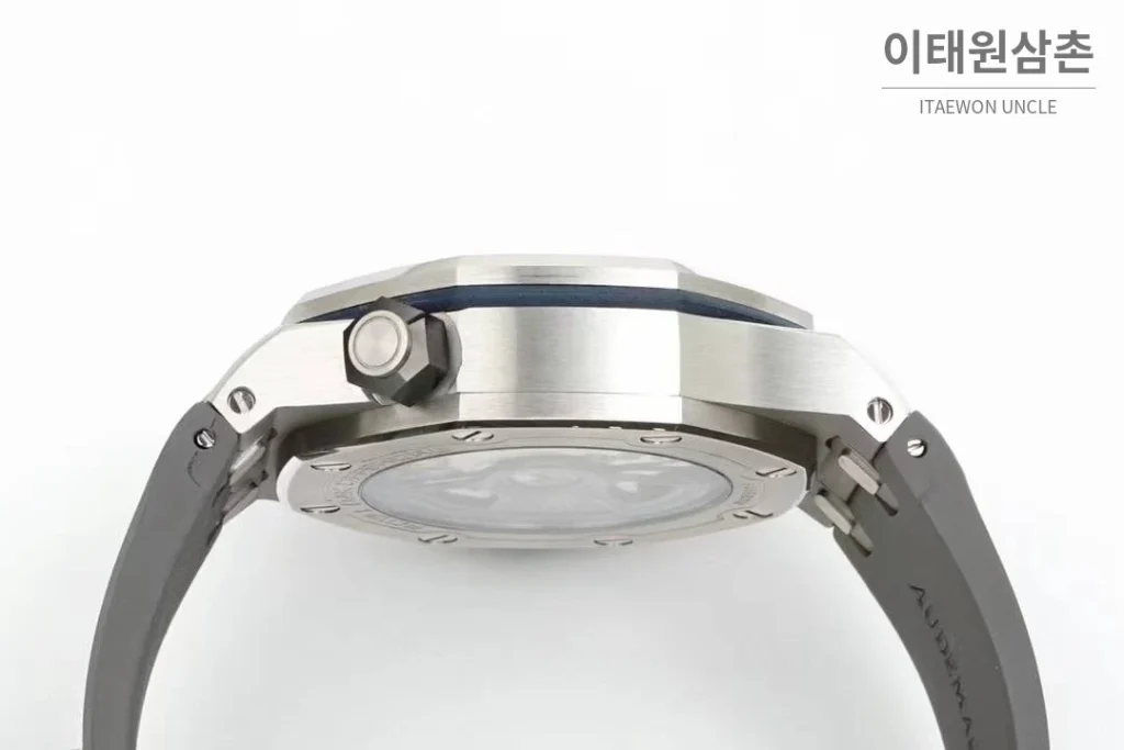 오데마피게 로열오크 오프쇼어 다이버 15720 스틸 블랙다이얼 오토매틱 42mm 그레이 러버 스트랩
