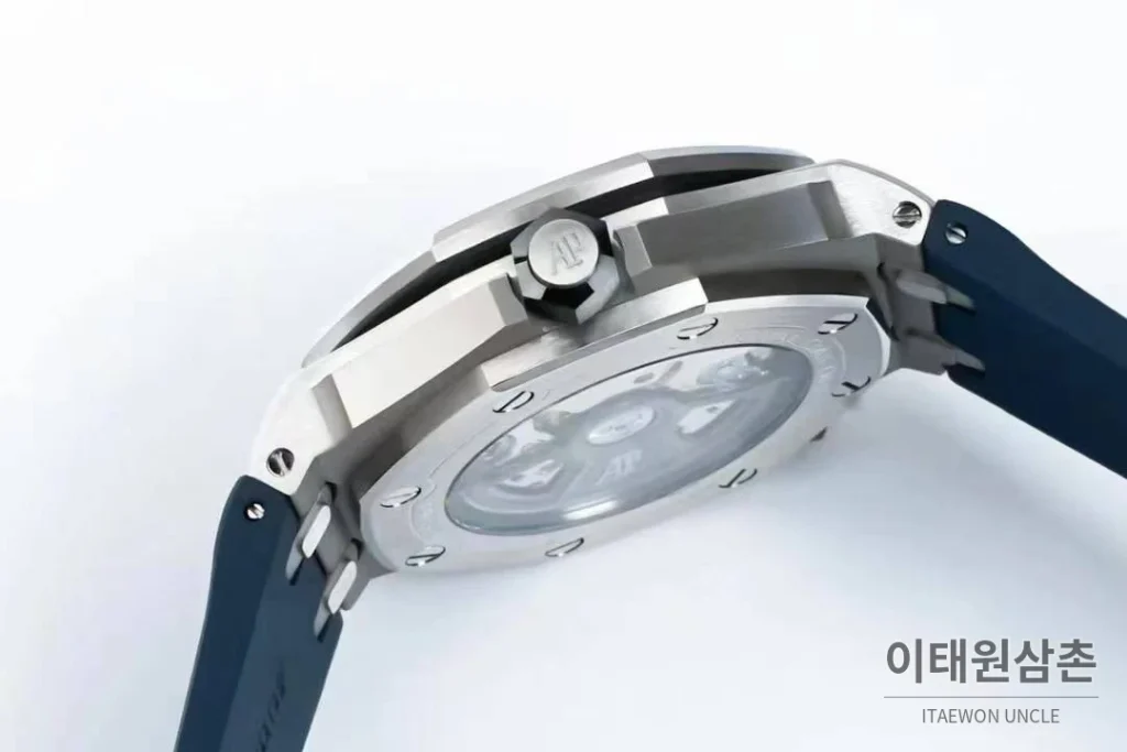 오데마피게 로열오크 오프쇼어 다이버 15720 스틸 블랙다이얼 오토매틱 42mm 네이비 러버 스트랩