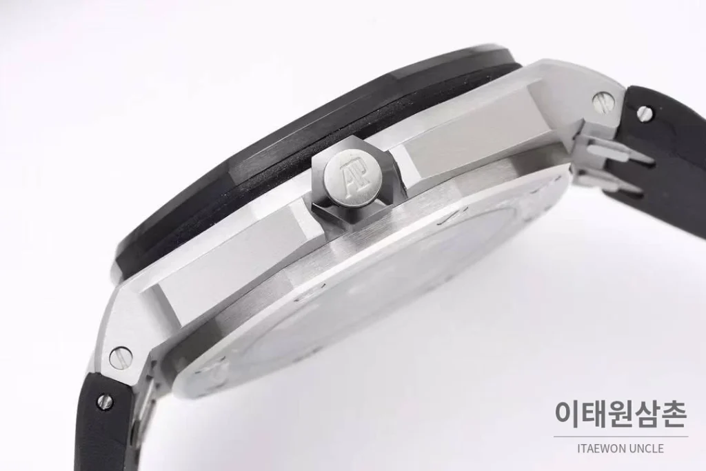 오데마피게 로열오크 오프쇼어 다이버 15720 스틸 블랙다이얼 오토매틱 42mm 블랙 러버 스트랩