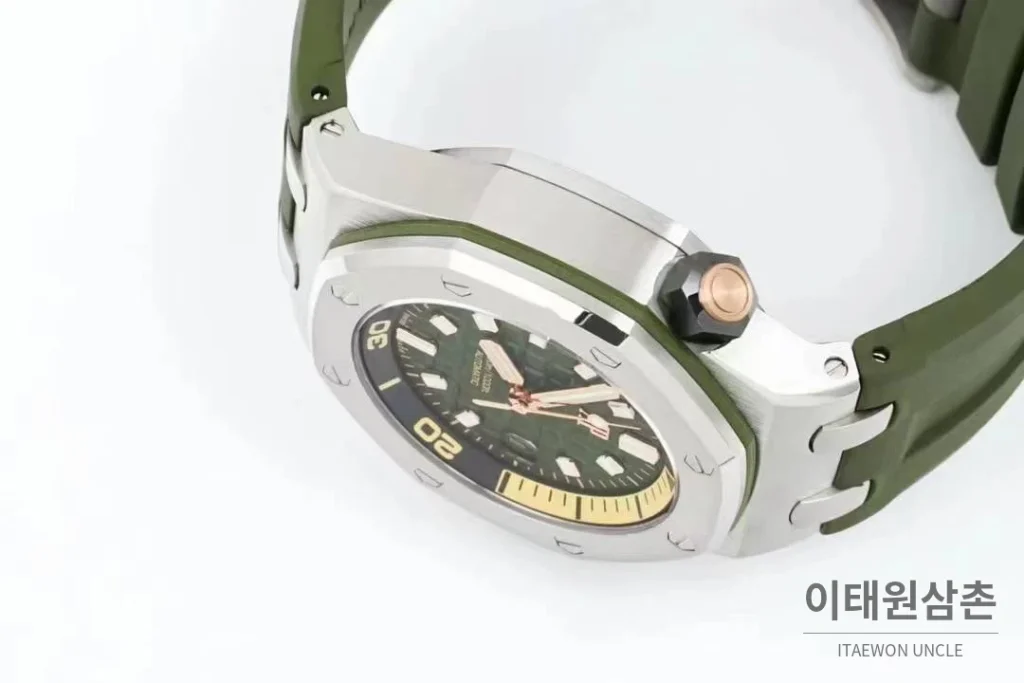 오데마피게 로열오크 오프쇼어 다이버 15720 스틸 블랙다이얼 오토매틱 42mm 그린 러버 스트랩