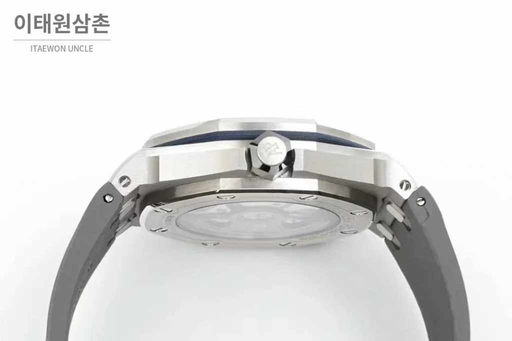 오데마피게 로열오크 오프쇼어 다이버 15720 스틸 블랙다이얼 오토매틱 42mm 그레이 러버 스트랩
