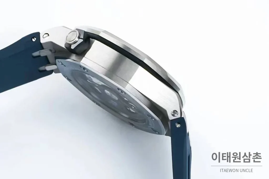 오데마피게 로열오크 오프쇼어 다이버 15720 스틸 블랙다이얼 오토매틱 42mm 네이비 러버 스트랩