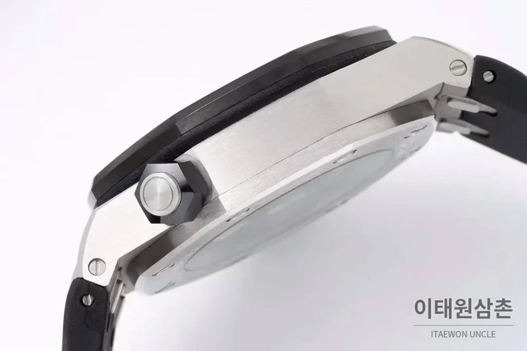 오데마피게 로열오크 오프쇼어 다이버 15720 스틸 블랙다이얼 오토매틱 42mm 블랙 러버 스트랩