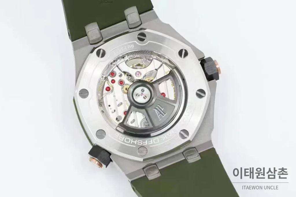 오데마피게 로열오크 오프쇼어 다이버 15720 스틸 블랙다이얼 오토매틱 42mm 그린 러버 스트랩