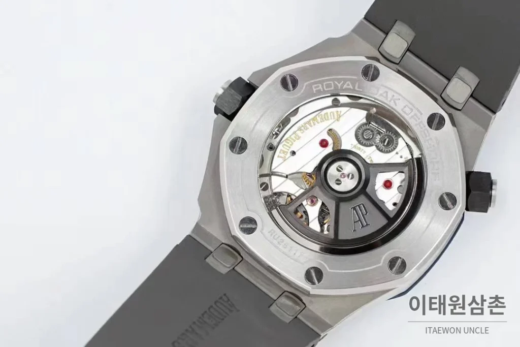 오데마피게 로열오크 오프쇼어 다이버 15720 스틸 블랙다이얼 오토매틱 42mm 그레이 러버 스트랩