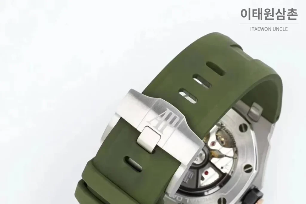 오데마피게 로열오크 오프쇼어 다이버 15720 스틸 블랙다이얼 오토매틱 42mm 그린 러버 스트랩